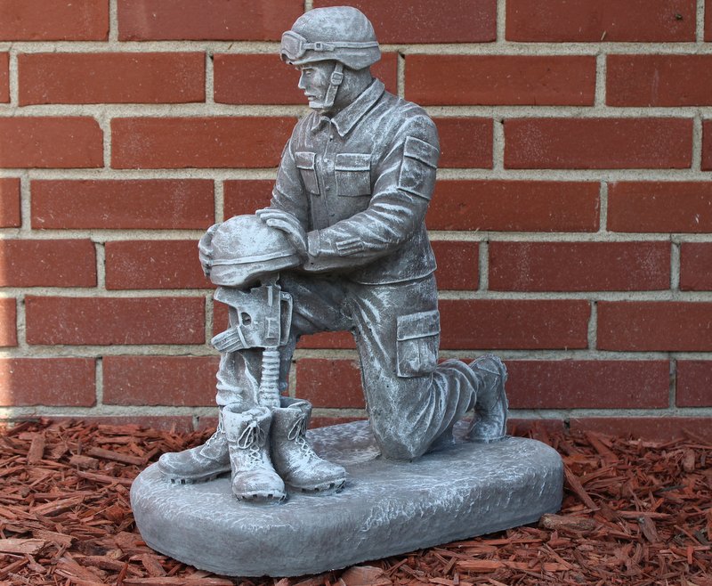 Kneeling Solr Tribute Smith Garden, Military Memorial Garden Statues
